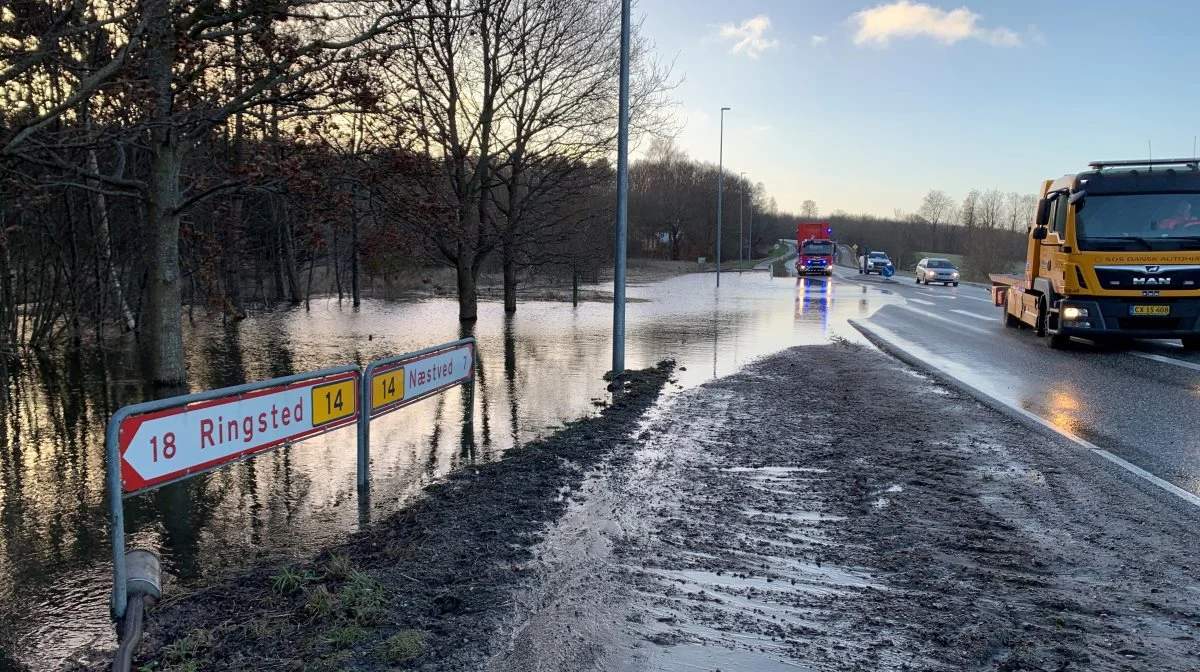 Flere steder påvirkes trafikanter også af oversvømmelser - som her ved Gelsted nord for Næstved, hvor den ene vejbane står under vand. Foto: Jesper Hallgren