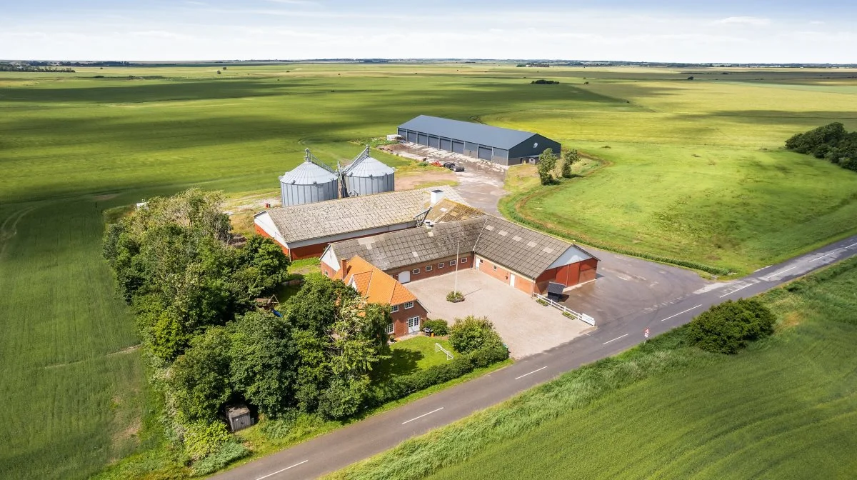 Det store landbrug på den danske side af grænsen har været til salg i tre måneder. Fotos: Landbogruppen Sønderjysk