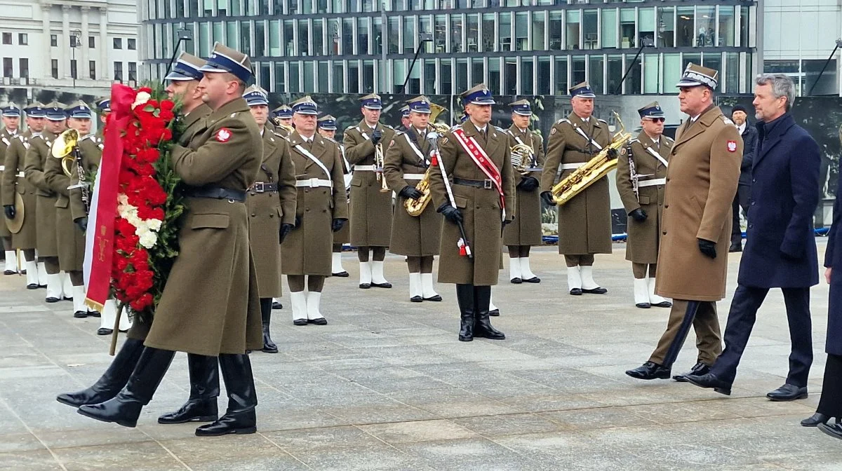 Førstedagen af det tre dage lange erhvervsfremstød er delvist gået med en række ceremonielle ting - her kransenedlæggelse ved Den Ukendte Soldats grav til lyden af den danske nationalmelodi. Foto: Jørgen P. Jensen