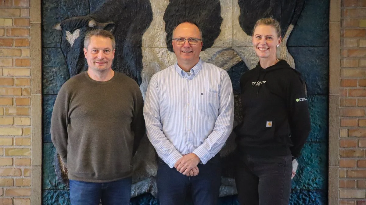 To nye lærere på Grindsted Landbrugsskole – fra højre: Julie Holsbo, ny grisefaglærer, Erik Friis Møller, og Johnny Bjørn, nyansat plantelærer. Pressefoto