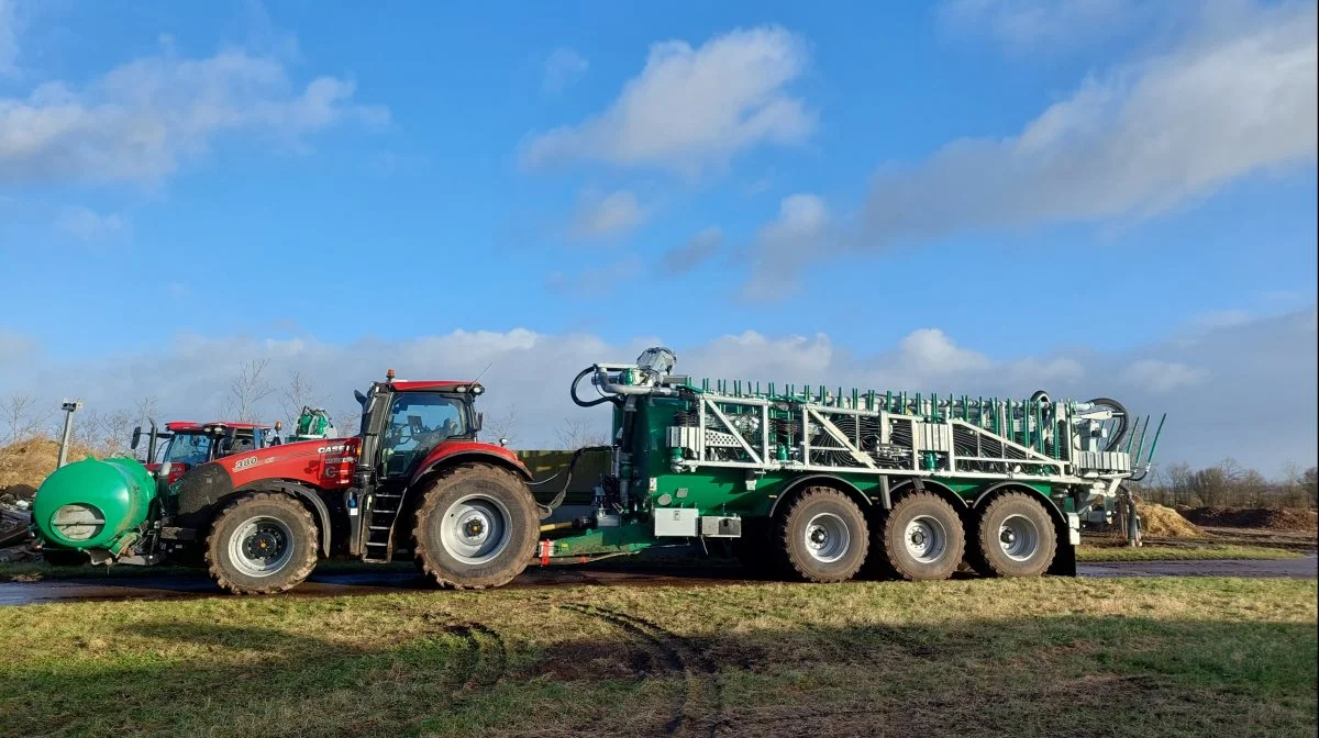 Maskinstationen har fået fem nye gyllevogne hjem til sæsonen - én af dem er den Samson PG II 28 HPD, Jacob Jørgensen har efter sin Case IH Magnum 380.