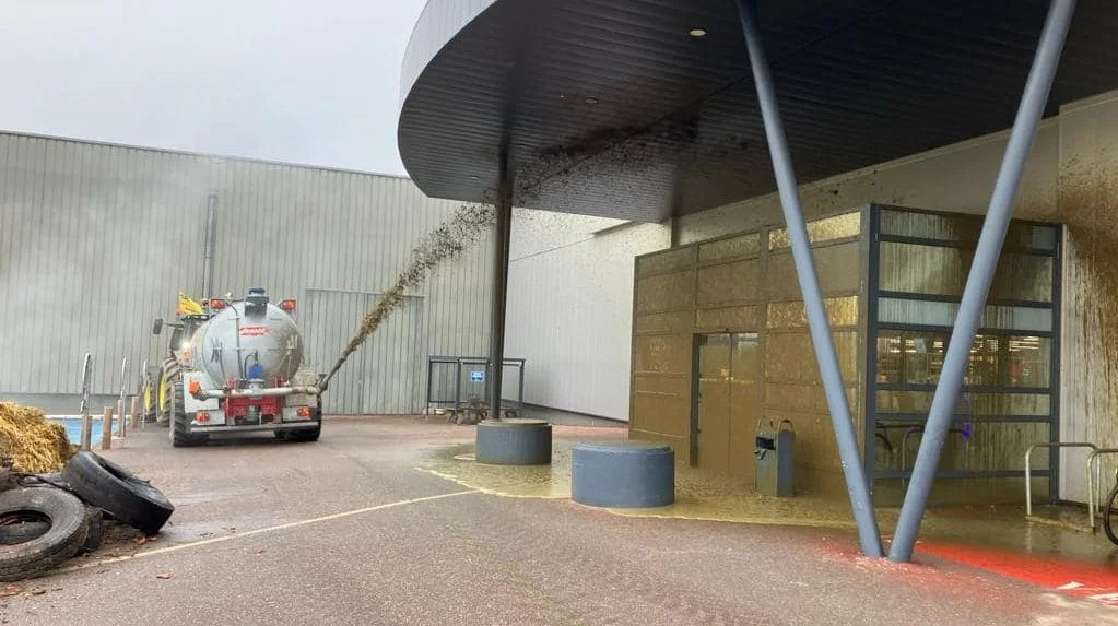 En flok franske landmænd fra gruppen Coordination Rurale 47 troppede op ude foran supermarkedskæden Intermarché for at sprøjte bygningen til med gylle. Foto: Coordination Rurale 47