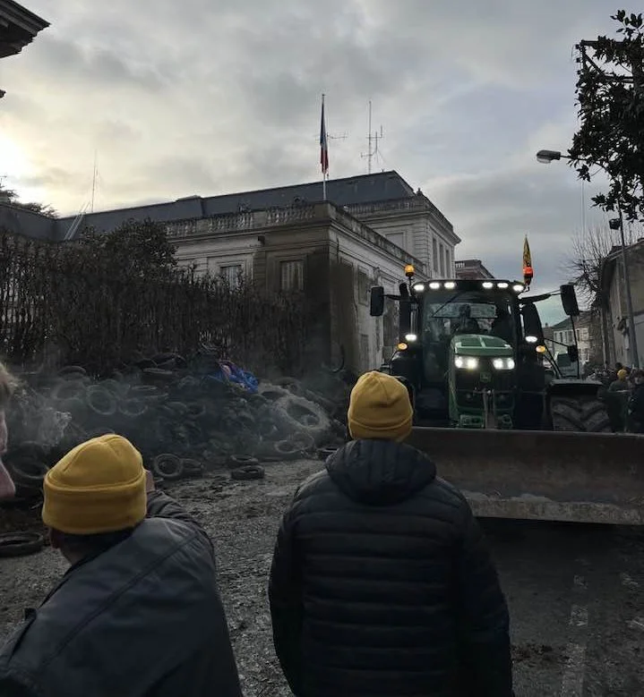 Demonstrationerne i Frankrig har både budt på brændte bildæk og vejblokader i de seneste dages tumult. Foto: Coordination Rurale 47