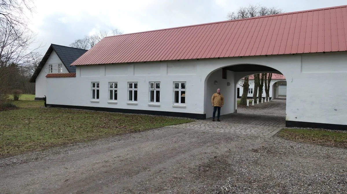 På gården Elsnab er der indrettet et mødelokale i portlængen. Det var her, Svend Olav Bengtson og Klaus Aage Bengtson forleden afholdt informationsmøde for naboerne i Ulsted om det 320 hektar store Ulsted Kær Energy projekt. Foto: Bøje Østerlund