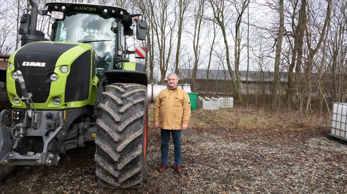 Klaus Aage Bengtson er godt kørende, men glæder sig alligevel til at tilbringe mindre tid i traktoren, når de mange mekaniske og forebyggende ukrudtsbehandlinger kan erstattes med skånsom, højteknologisk, specifik og målrettet kemisk bekæmpelse. Foto: Bøje Østerlund