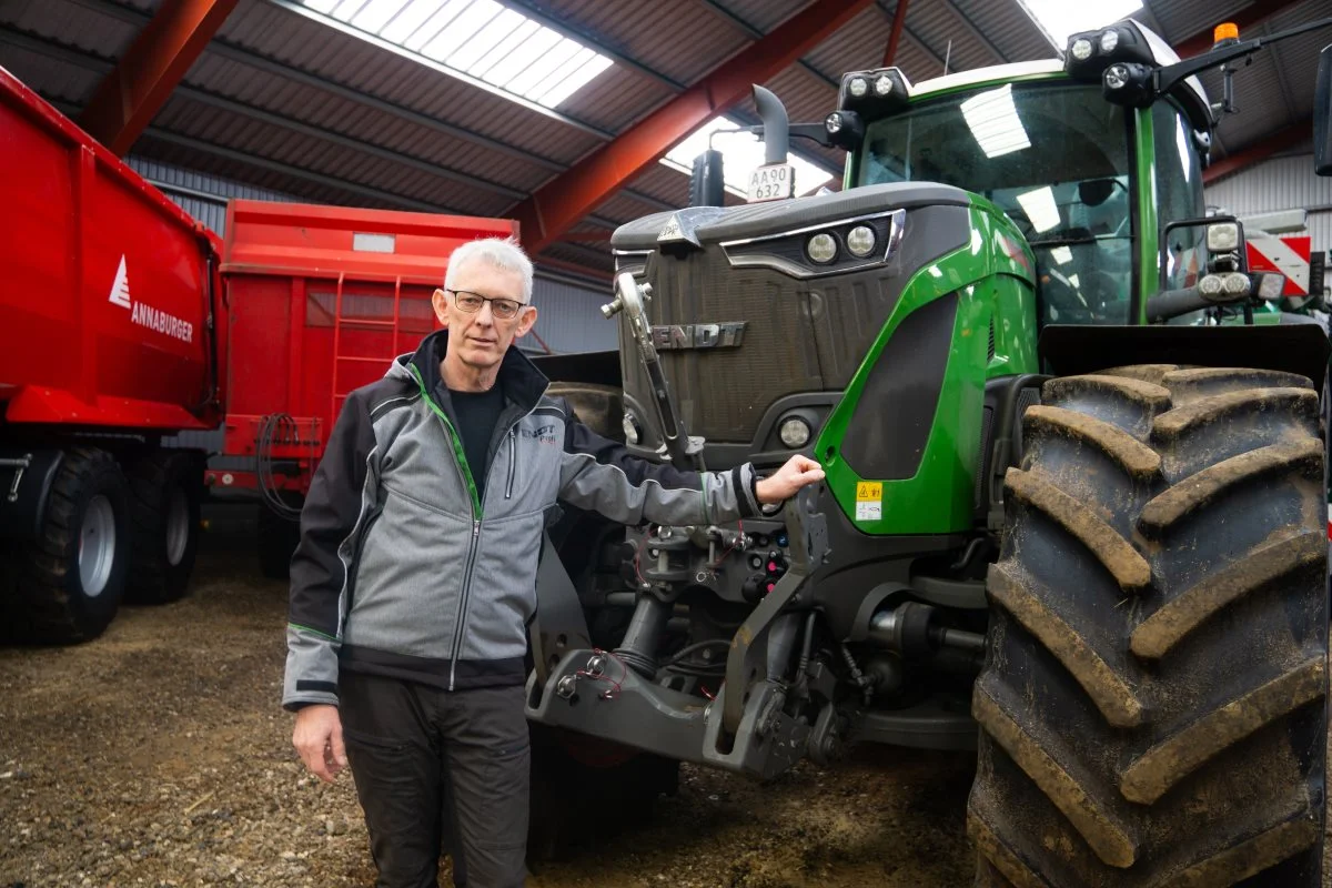 På Risgaard havde man oplevet, at servicen var begyndt at halte hos den forrige forhandler. Samtidig var Carsten Kuhr Jensen blevet gjort opmærksom på den fordelagtige driftsøkonomi hos Fendts maskiner. Han fremhæver desuden de gode køreegenskaberne.