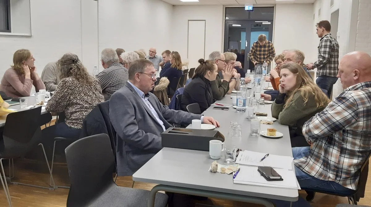 Der var 29 fremmødte ved årsmødet i Fyns Kødkvæg. I midten Jørgen Larsen, der fortalte om den kommende struktur i Dansk Kødkvæg. 