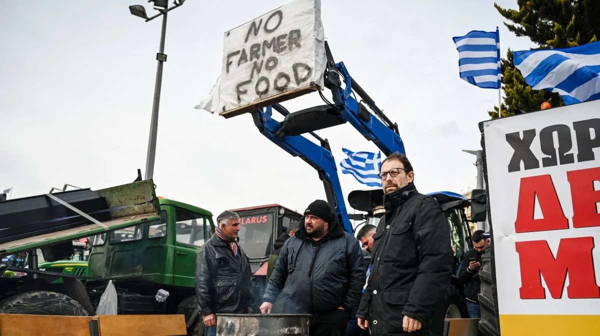 Ekstremt vejr med først massive oversvømmelser og efterfølgende tørke gjorde livet meget surt for græske landmænd i efteråret, men trods politiske løfter har regeringen ikke levet op til forventningerne fra de græske landmænd. Derfor protesterer de, og protesterne ventes at fortsætte. 