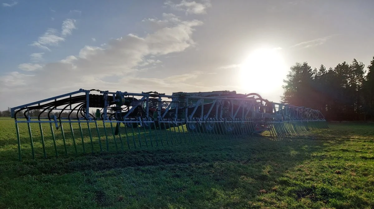 Samson-vognen lægger 14-15 ton gylle ud i minuttet.