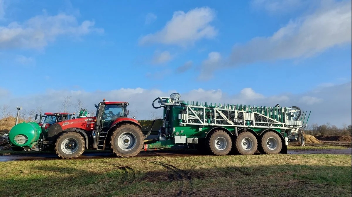 Maskinstationen har fået fem nye gyllevogne hjem til sæsonen – én af dem er den Samson PG II 28 HPD, Jacob Jørgensen har efter sin Case IH Magnum 380.