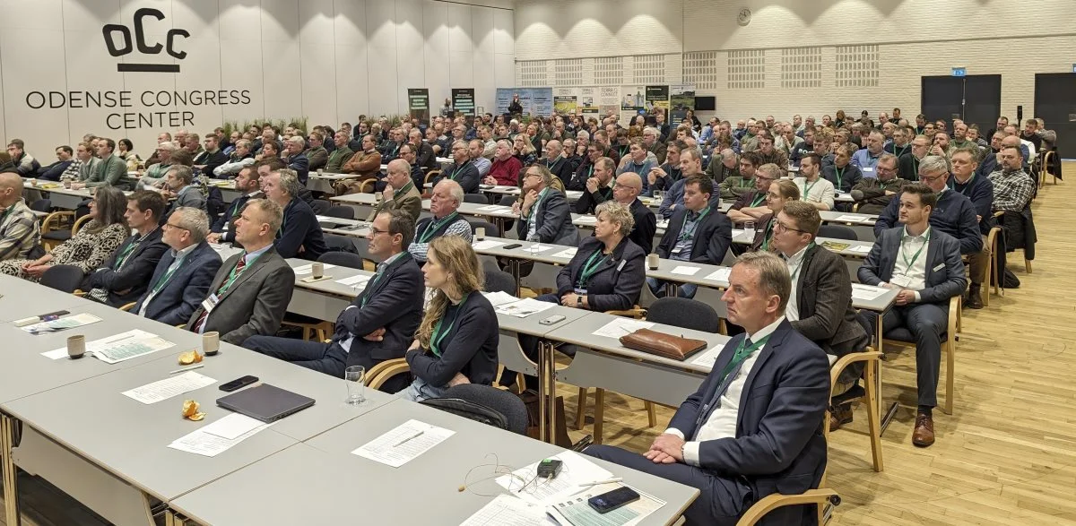 Ikke mindre end 230 deltagere var mødt frem ved Patriotisk Selskabs traditionsrige planteavlskonference i Odense Congress Center. I forgrunden selskabets direktør Nils Rasmussen.