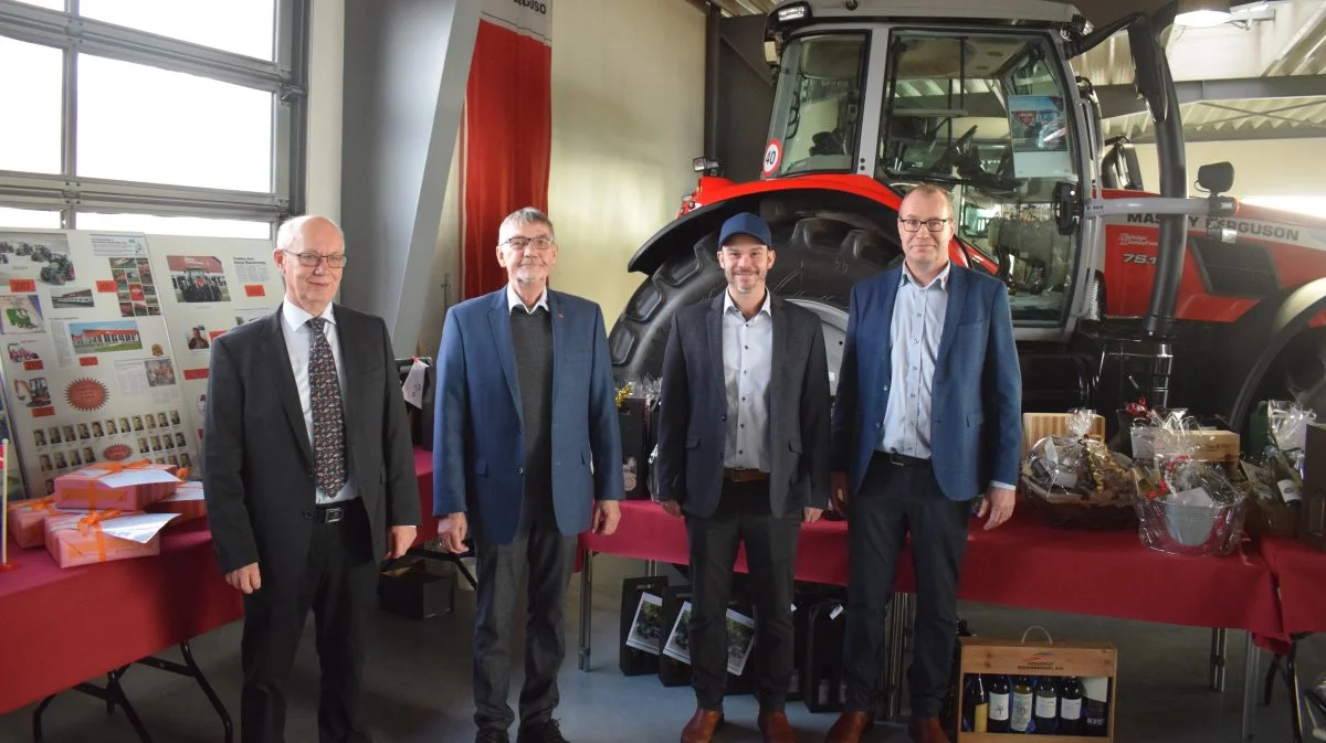 Fire nøglepersoner i Helsinge Maskinforretning gennem en lang årrække. Fra venstre de to tidligere direktører: Kurt Madsen og Flemming Skøtt, der nu har overdraget direktørposterne til Brian Skøtt og Bo Høst. Foto: Jørn Chr. Jervelund
