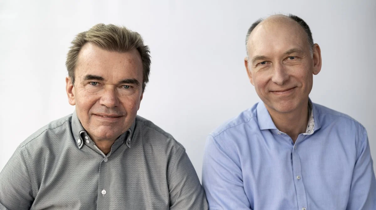 Hans Erik Jensen (tv) overlader opgaven som landbrugsrådgiver i Dragsholm Sparekasse til Tom Damgaard Nielsen. Foto: Ulrik Larsen