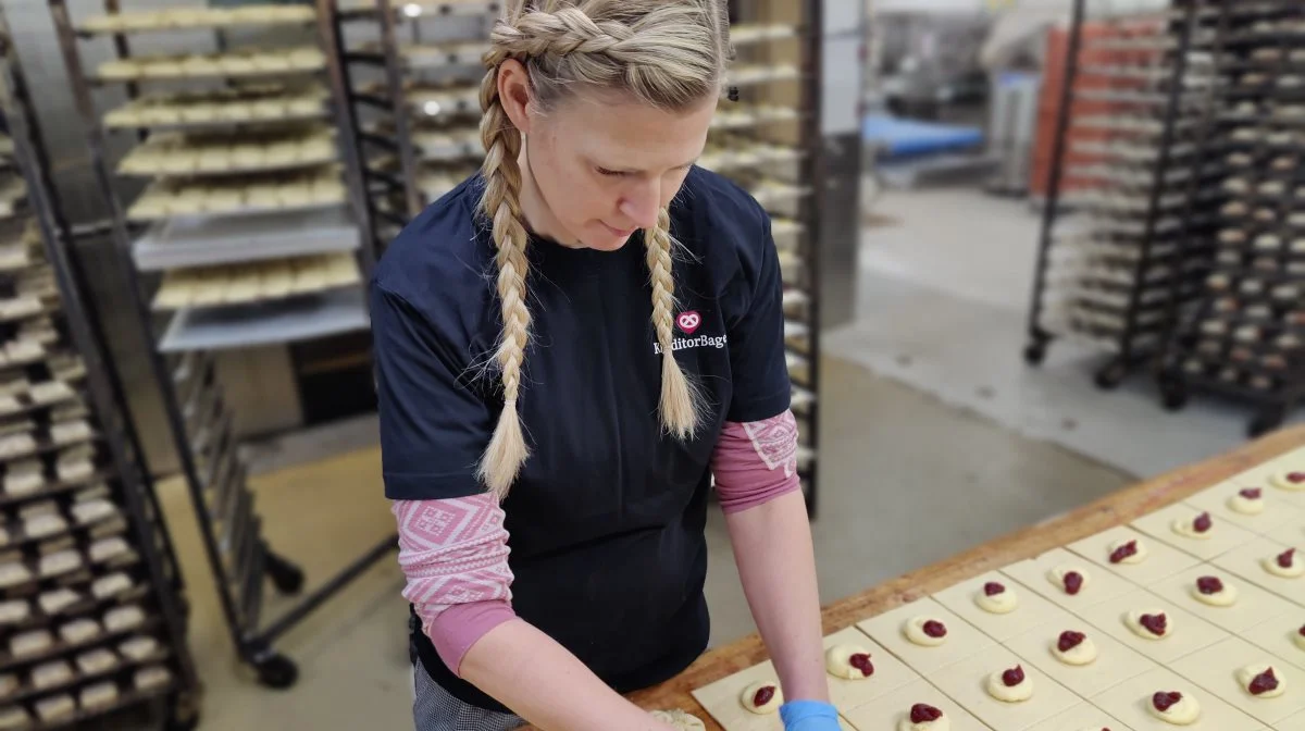 Konditor Anette Drengsgaard giver sine anbefalinger til, hvordan man laver den perfekte gammeldags fastelavnsbolle med fyld. 