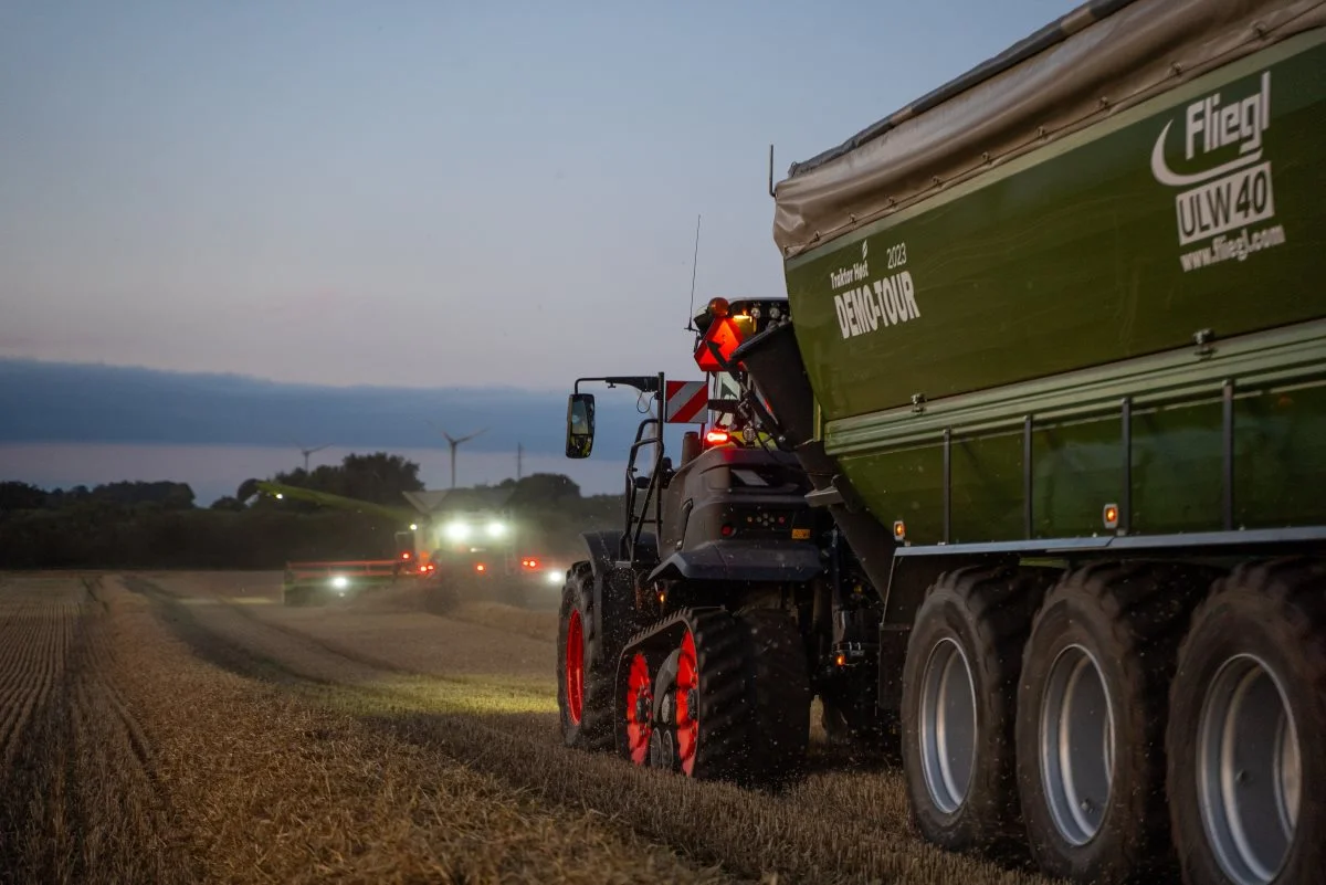 Kornet blev holdt fra med en Claas Axion 960 TT og en Fliegl ULW40-sneglevogn i marken ved Aulum.