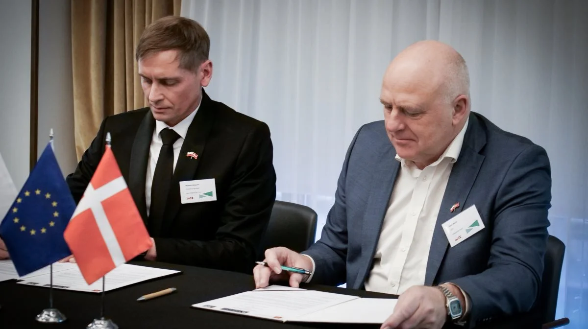 Direktør for Vestjyllands Andel, Steen Bitsch (th.), underskriver her på det store erhvervsfremstød i Polen den nye samarbejdsaftale med polske Agro Integracja, der repræsenterer 1.100 polske svineproducenter. Foto: Anne Hye Rasmussen, Landbrug & Fødevarer 