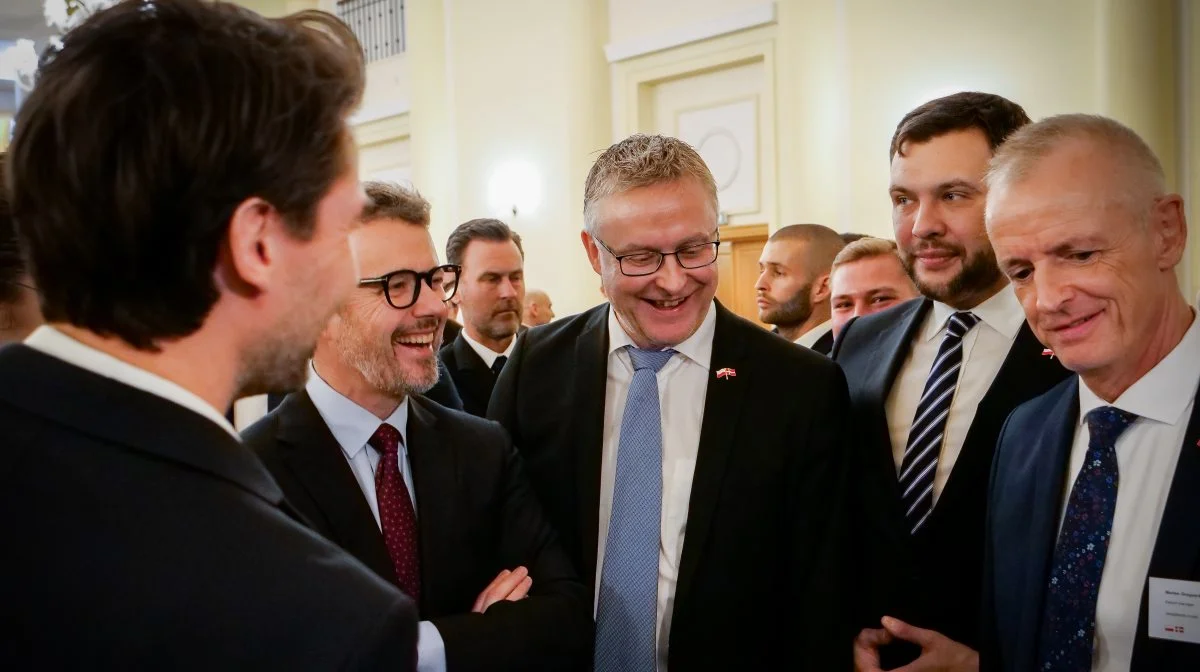 Morten Gregaard (th.) i samtale med kongen og fødevareministeren på sidste uges erhvervsfremstød i Polen. Foto: Anne Hye Rasmussen, Landbrug & Fødevarer 