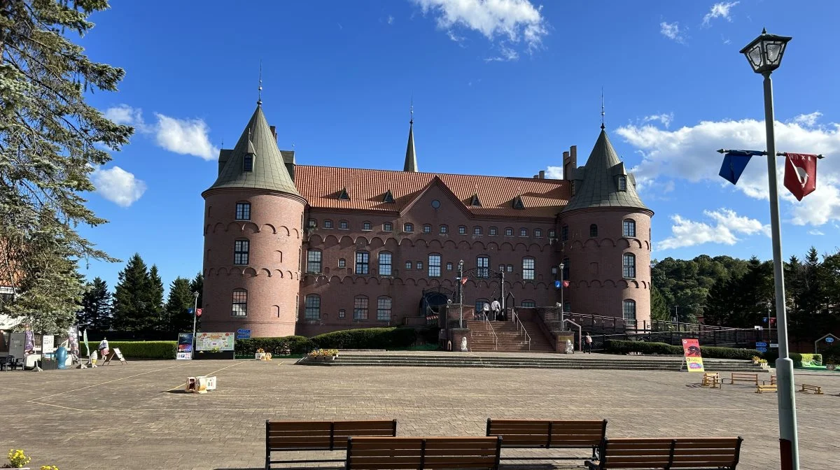 Egeskov Slot på Hokkaido er i dag mere asiatisk end fynsk. Der kan nemlig ses mange slags fisk, fortællinger om Japans historie med meget mere.