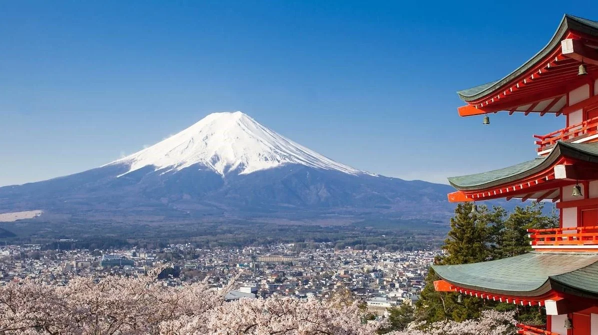 Den berømte vulkan Fujiyama kan i klart vejr ses fra Tokyo.