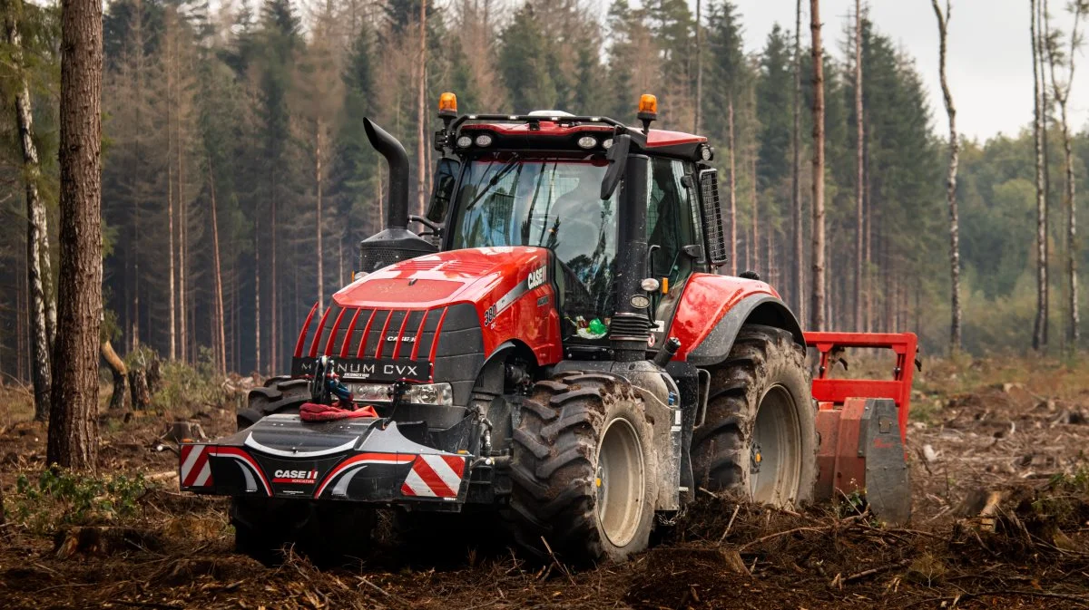 Case IH Magnum på jagt i skoven med vendbar førerplads for optimalt udsyn ved kørsel med rodfræser. Foto: Case IH