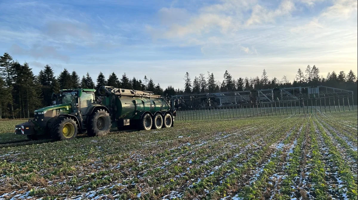 Et par af de grønne traktorer har nået at være i aktion i marken.