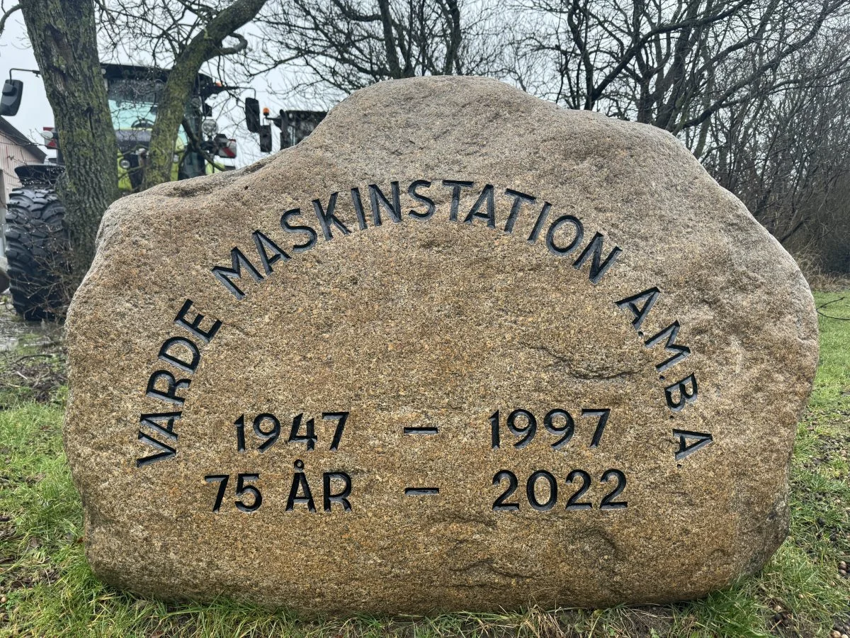 Skulle man være interesseret i et håndgribeligt minde om Varde Maskinstation, er den 400 kg tunge jubilæumssten også på auktion hos Kapow. 