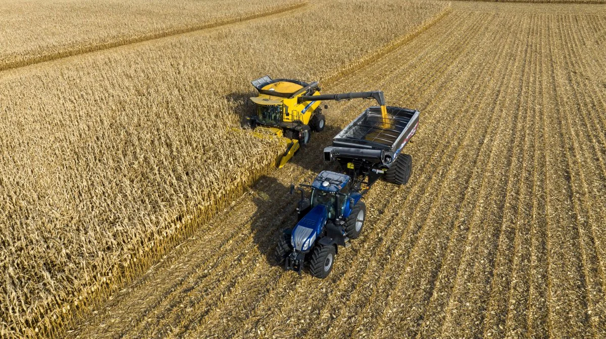 New Holland har netop lanceret Raven Cart Automation, der fungerer som en førerassistens-teknologi i traktoren, der giver mejetærskerføreren mulighed for at styre positioneringen og hastigheden af kornvognen under aftømning og dermed reducerer spild. Foto: New Holland