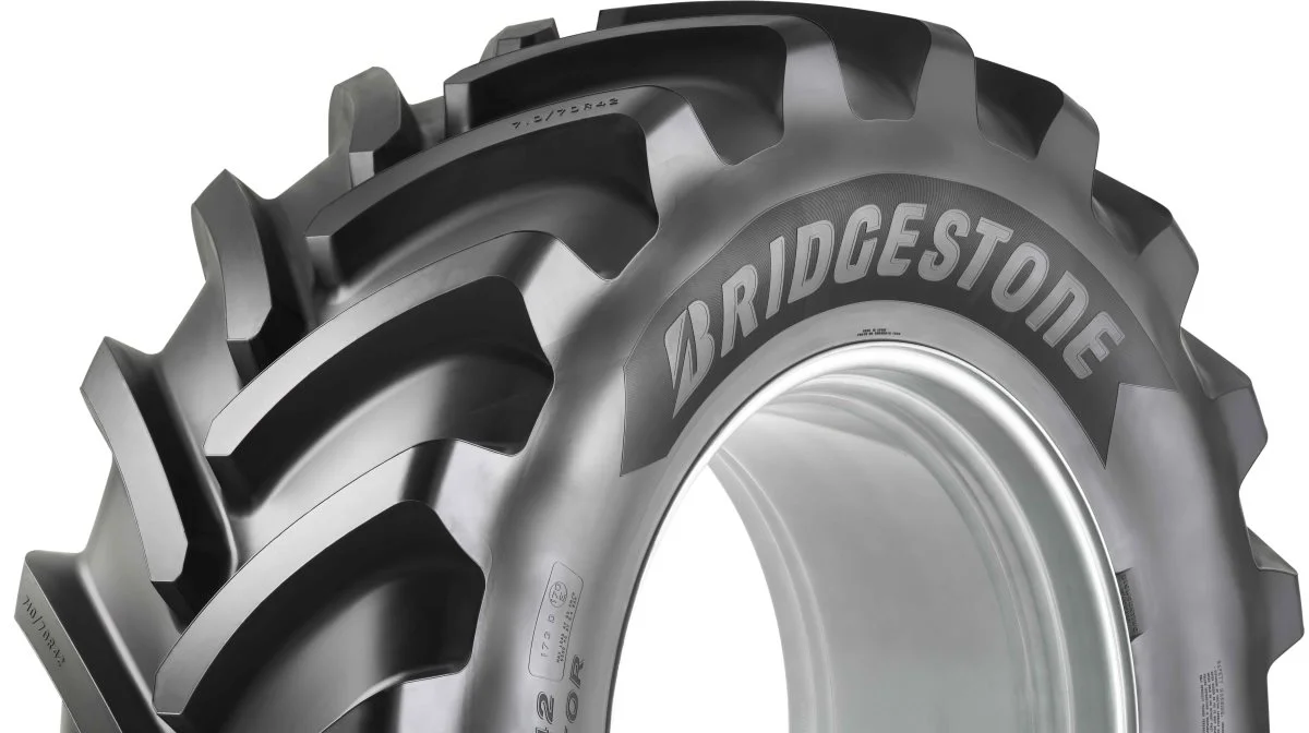 Valtras største traktorer i S-serien er nu tilgængelig med fabriksmonterede Bridgestone-dæk. Foto: Bridgestone