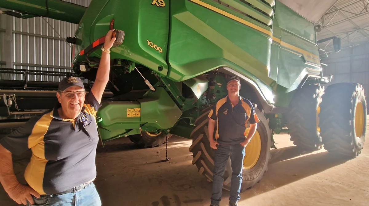 Der er altid de nyeste maskiner i de velordnede maskinhuse - i øjeblikket 14 nye John Deere-mejetærskere med stor kapacitet.