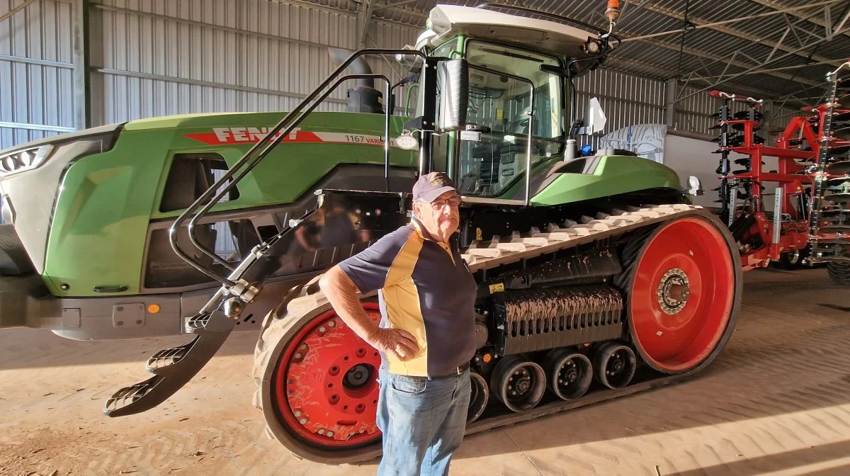 Samtlige maskiner er grønne – nogle mere end andre. - Vi har hidtil holdt os til John Deere i alt. Men i den senere tid er deres service faldet meget i standard, så nu er vi på vej over til Fendt i traktorer, fortæller John Nicoletti.
