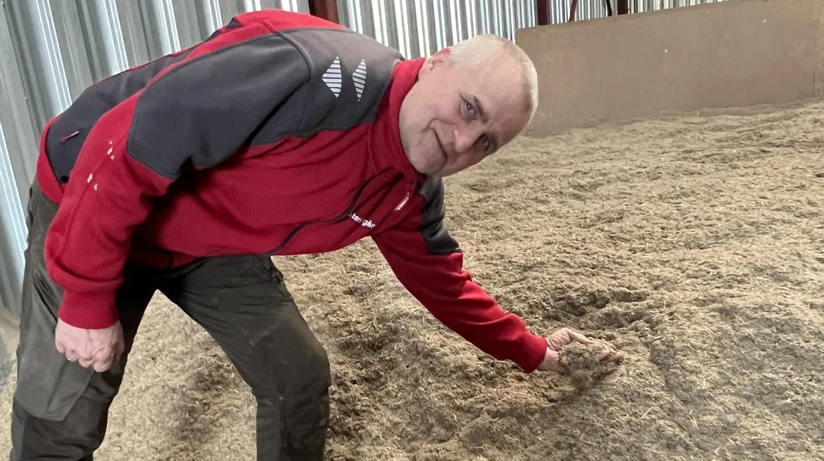 Henrik Jensen er særligt glad for sit planlager til græsfrø. Det er blandt andet etableret med planker af hårdtræ og mulighed for variabel inddeling af tørresektioner. Foto: Tina Bjerregaard