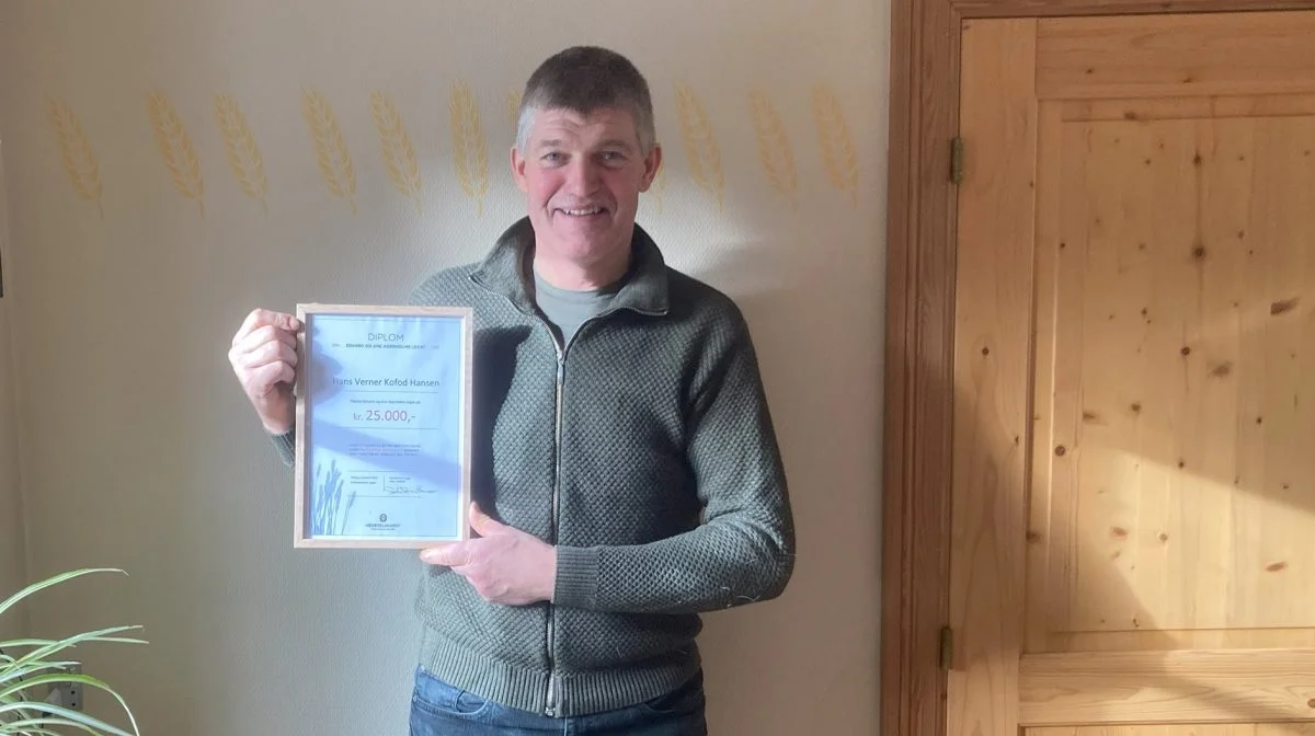 Hans Verner Kofod Hansen med legatet, som blev overrakt for sit arbejde med biodiversitet og klimaindsats. Foto: Hedeselskabet