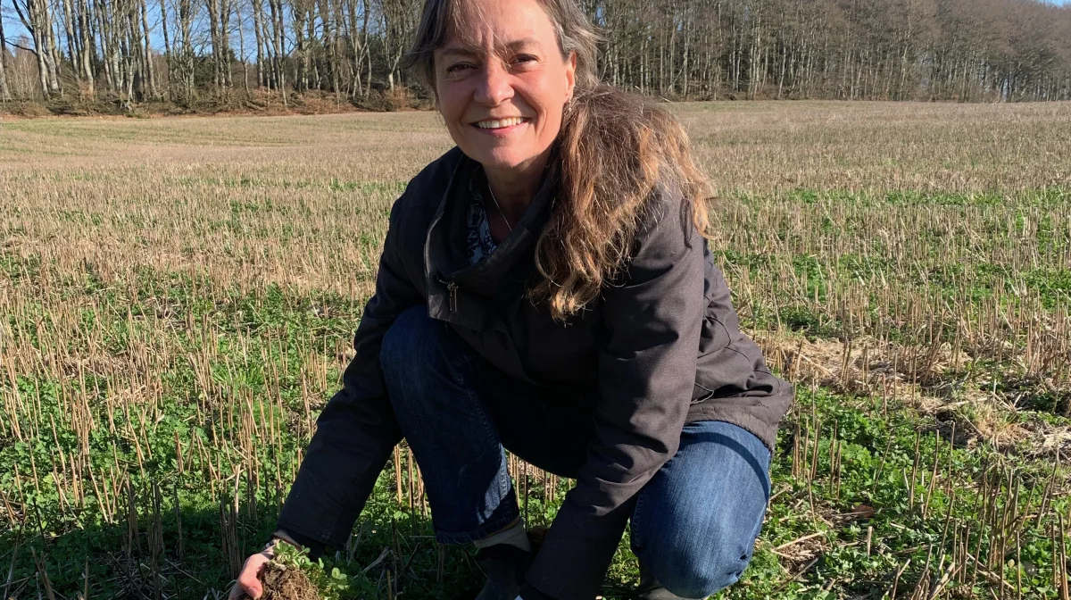 FRDKs faglige ekspert Annette Vibeke Vestergaard er klar til at vurdere jordprøver på FRDKs stand på Agro Nord. 