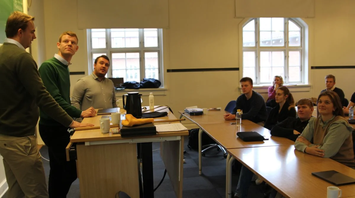 Anders Mølgaard (tv), Henrik Ravn (midt) og Lucas Solmer (th) henholdsvis jordbrugsøkonomstuderende og agronomstuderende på Københavns Universitet (KVL) havde første besøg på Dalum Landbrugsskole i en række af landbrugsskoler i sidste uge for at fortælle om fordele og glæder ved at tage en universitetsuddannelse efter endt uddannelse til faglært landmand. På Dalum Landbrugsskole besøgte de en EUX klasse på 2. hovedforløb. Fotos: Henriette Lemvig