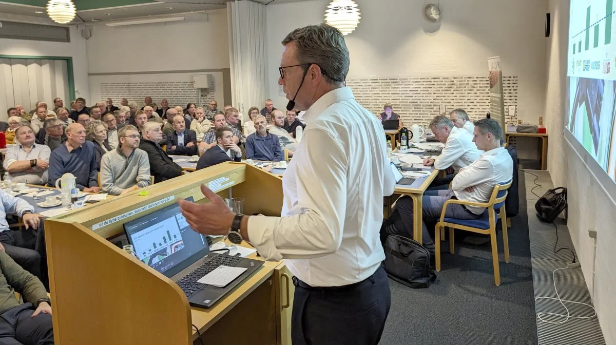 I denne og næste uge afvikler DLG i alt otte valg- og regnskabsmøder landet over. 
- På møderne mærker vi stemningen og får en temperaturmåling blandt landmændene, i forhold til det vi gør, påpeger formanden Niels Dengsø Jensen og koncernchef Kristian Hundebøll. 
Sidstnævnte er her i gang med gennemgangen af 2023-regnskabet for de 157 deltagere ved det første i møderækken i Odense. Foto: Erik Hansen