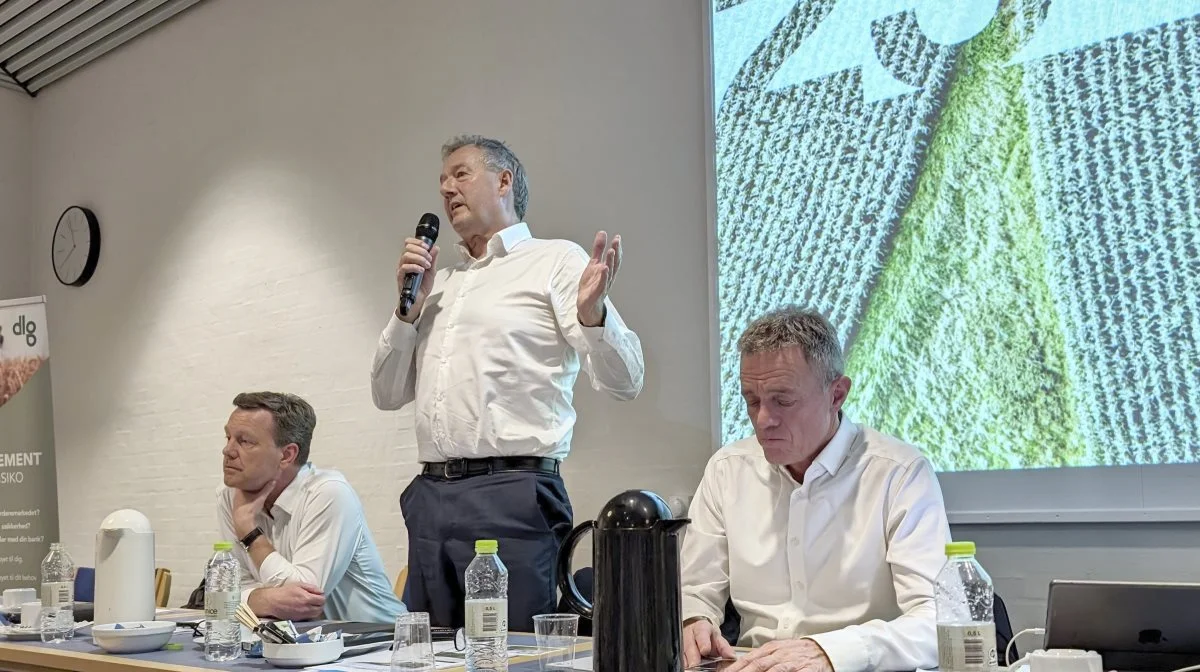 Formanden for DLG, Niels Dengsø Jensen, kunne glæde sig over et stærkt regnskabsresultat, trods høstproblemerne i 2023, højere renter og svag tysk økonomi. Til venstre koncernchef Kristian Hundebøll og til højre Lars Thorø, der berettede om de lokale forhold ved regnskabsmødet. Fotos: Erik Hansen