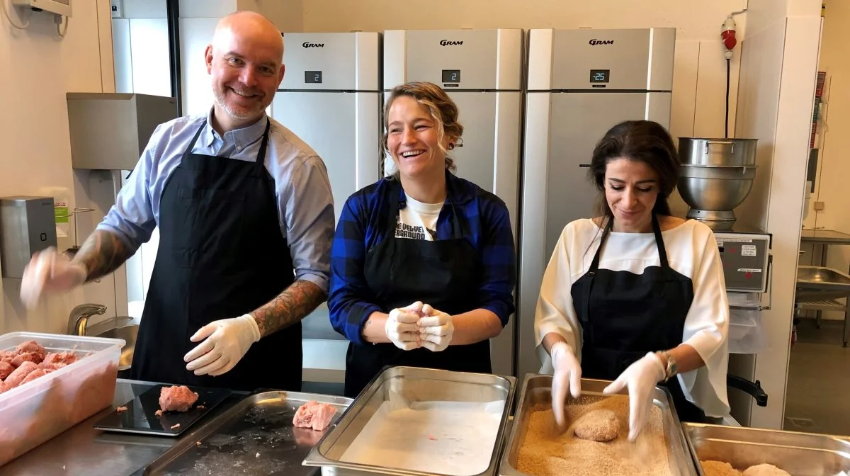 I køkkenet hos JunkFood, hvor menuen står på krebinetter med sovs og kartofler. Fra højre ses Karsten Bøttker (konceptchef i Dagrofa Foodservice), Marlene Lindegaard (konceptchef i Dagrofa Foodservice) og Zainab C. Ryttersgaard (CSR Projektleder i Dagrofa Foodservice). Pressefoto