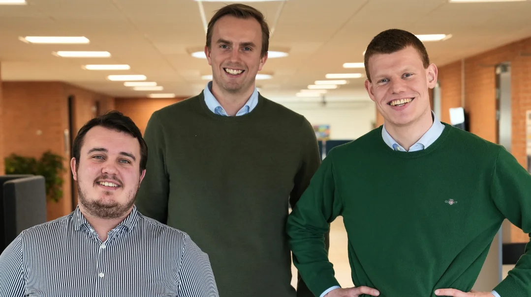 Lucas Georg Philip Solmer (tv), Anders Mølgaard Christensen og Henrik Neldeberg Fallesen Ravn (th) tog i sidste uge rundt til flere landbrugsskoler for at fortælle om glæden ved og gavnen af at gå på KVL. Foto: Søren Schulz Skovsbo   