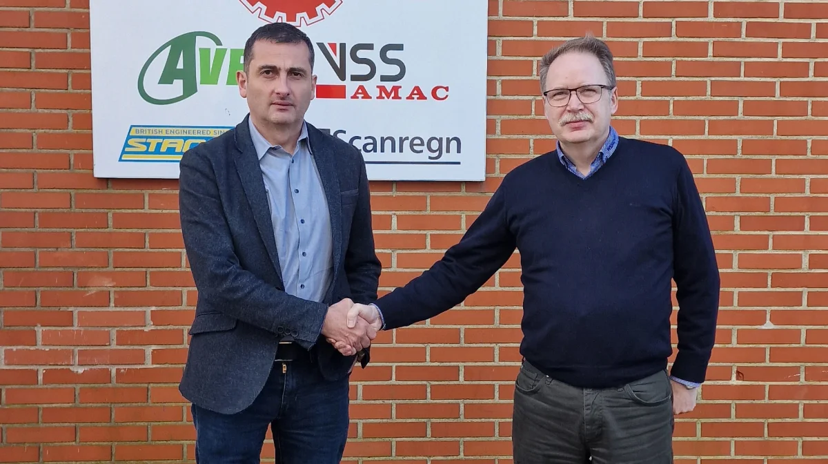 Der gives håndslag på aftalen mellem Sip og WekoAgro Machinery. På billede ses Sips Sales Director, Andrei Cosovici, sammen med WekoAgro Machinery’s administrerende direktør, Tom Myrdal. Fotos: WekoAgro Machinery