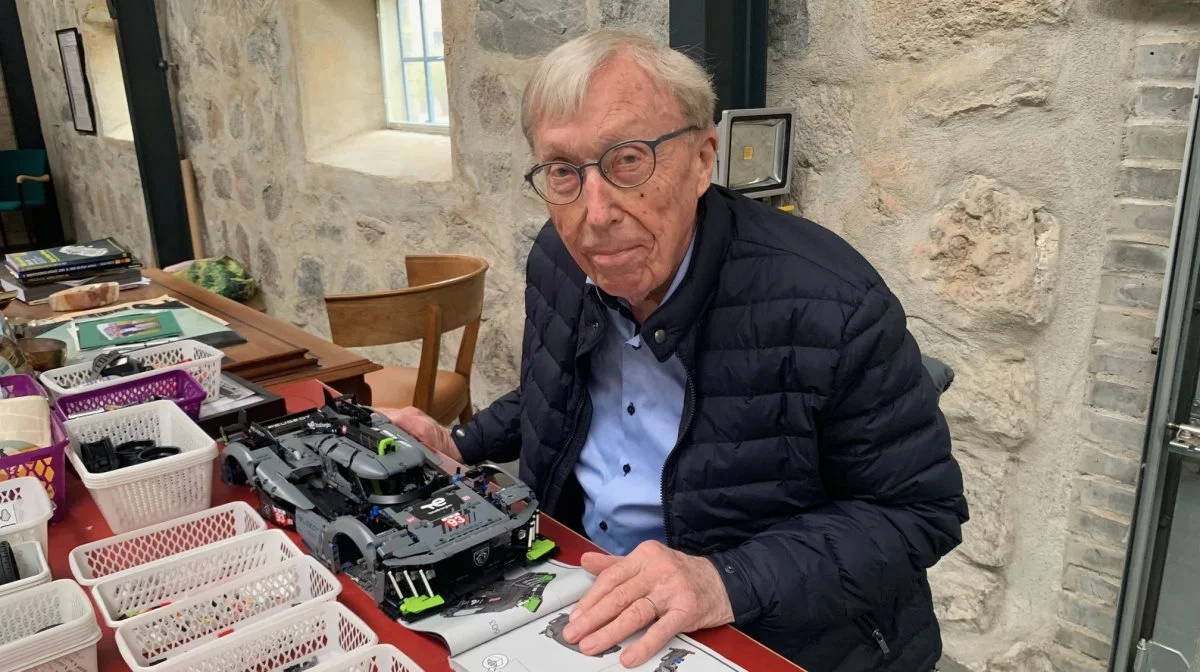 Niels Jepsen lader tankerne flyve og ser tilbage på et aktivt liv på Hornsyld Købmandsgaard, mens han bygger Lego og hører klassisk musik. Fotos: Hornsyld Købmandsgaard