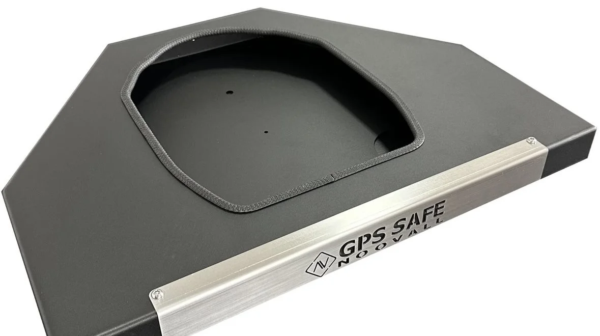 GPS Safe er en kompakt enhed. Den måler 62 x 51 x 5 centimeter og vejer 15 kg. Foto: Noovall