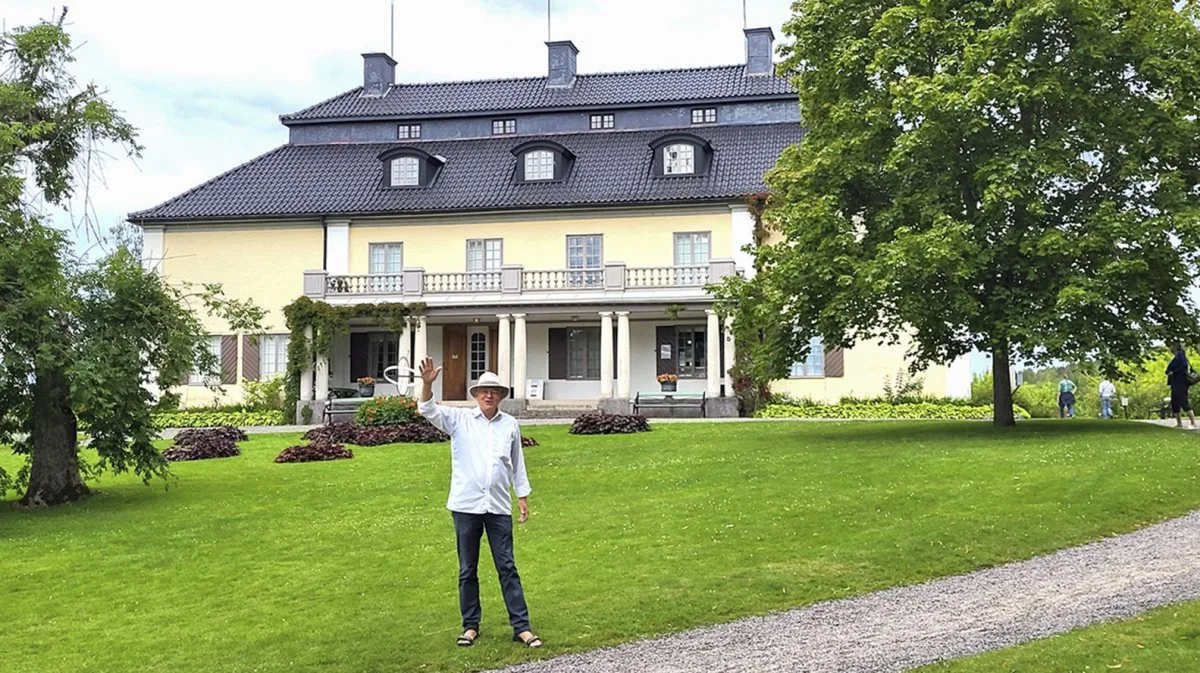 Guide Torben Wahlstrøm, der selv opfører Selma Lagerlöfs fortællinger, foran hendes herregård Mårbacka. Foto: ndh@ndhtxtfoto

