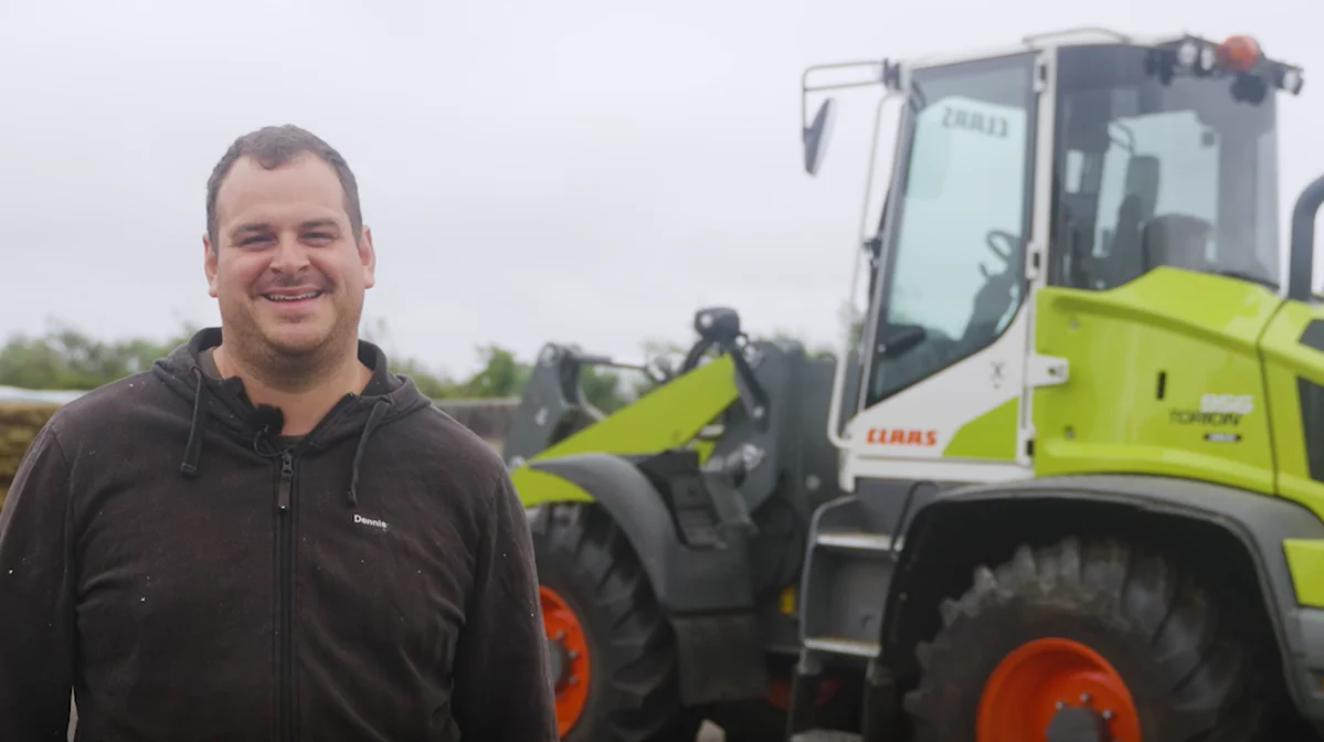 Dennis Rasmussen foran Claas Torion 956 hjullæsser ved Tarpgaard. Foto: Brian Nonbo, Danish Agro Machinery A/S