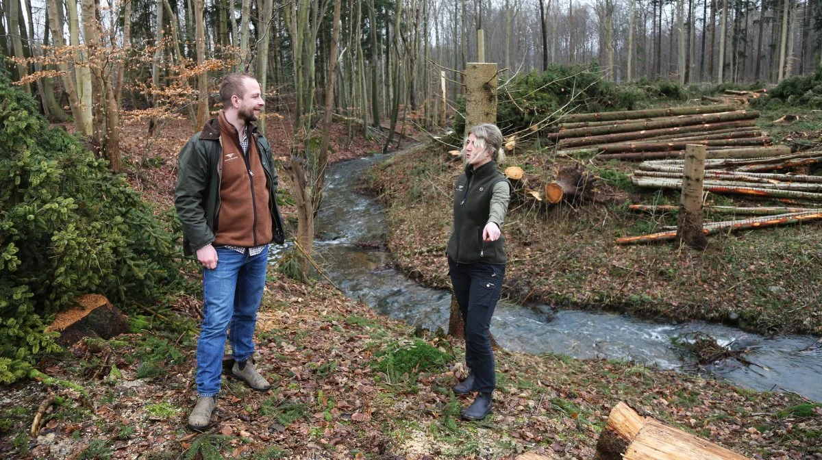 De to skovfogeder, Bjørn Krüger Veng og Frederikke Kongslev, oplyser, at der bliver tænkt biodiversitet ind på alle mulige måder. Foto: Niels Okking