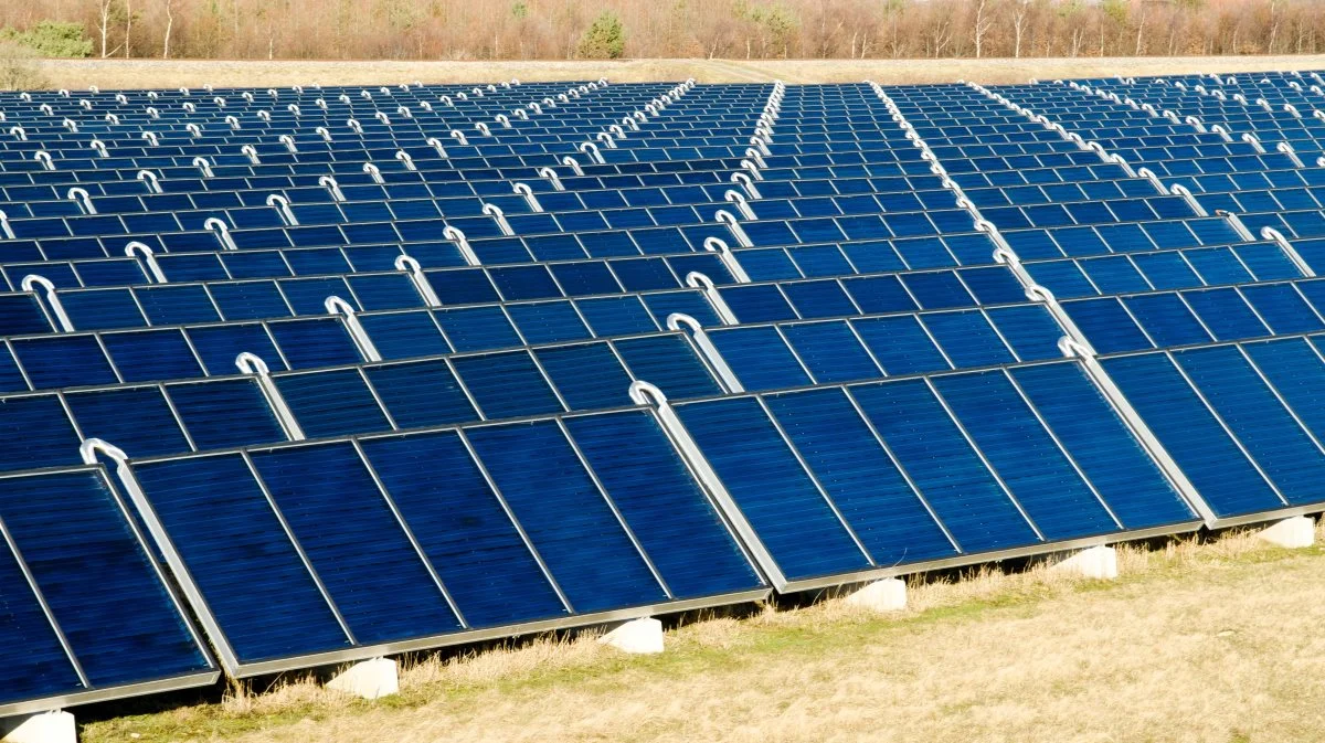 - Om et par år vil man ryste på hovedet over oldnordisk teknologi som vindmøller og solcellemarker, skriver Uffe Nielsen i sit debatindlæg. Foto: Colourbox