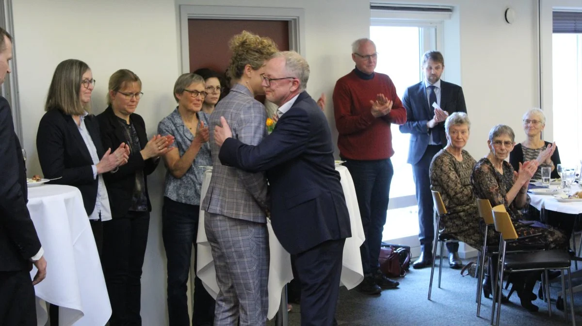 Anerkendende knus og klapsalver for Niels Peter Madsen ved afskedsreceptionen i Kolding. Foto: John Ankersen