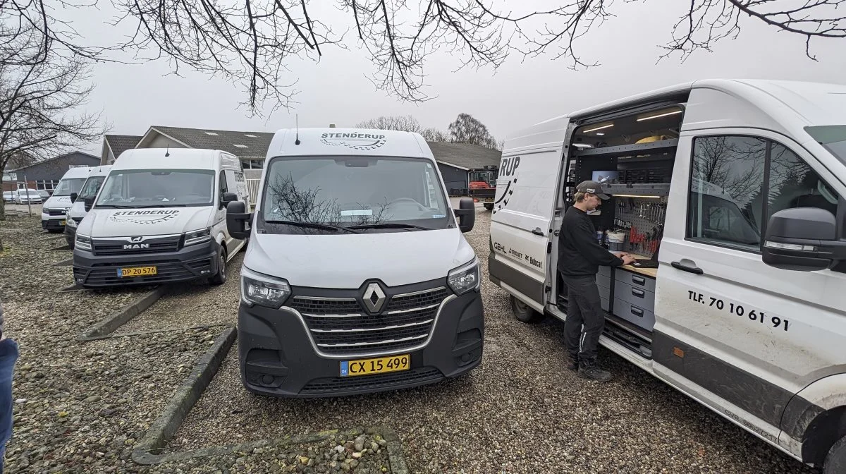 Flåden på 19 servicevogne er skræddersyet efter behov og medarbejdernes ønsker. Montør Lars Lorentzen viser her sit arbejdsbord i de nye MAN servicebiler med blandt andet automatgear.
