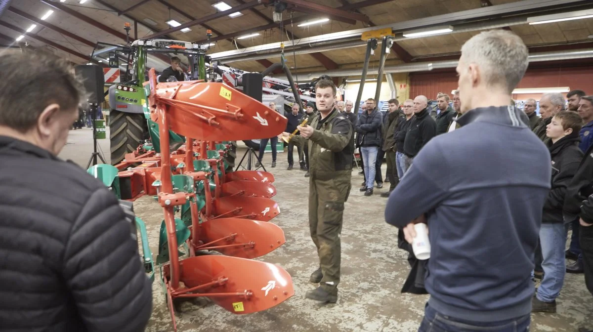 Ved temadagen hos TBS Fyn i Tommerup gik den syvdobbelte danske mester i pløjning og Kverneland-plovekspert Martin Lindberg i detaljer med korrekt indstilling af ploven. Fotos: Erik Hansen