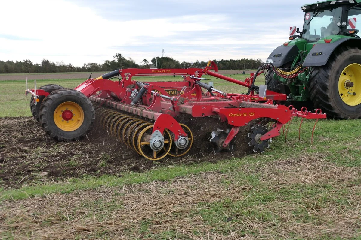 Väderstad Carrier XL 725-maskinen arbejder bedst med en hastighed på 12-15 kilometer i timen og kvitterer med jævne marker.