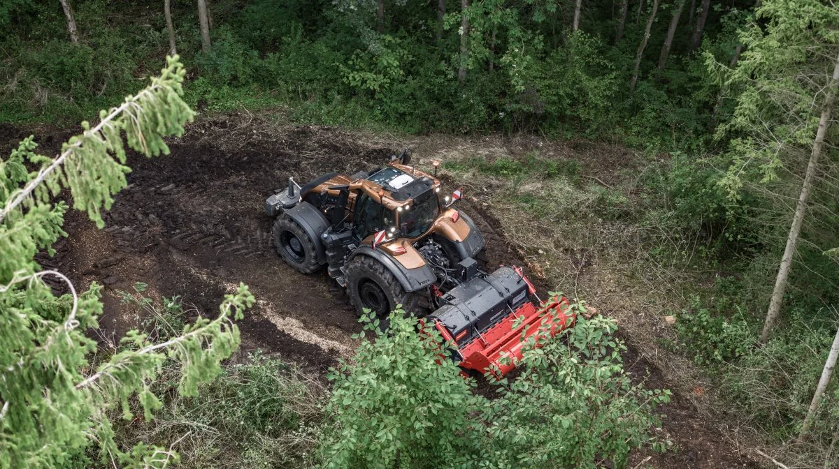 Valtra TwinTrac-systemet giver mulighed for at køre både baglæns og forlæns, og systemet er specielt velegnet til skovarbejde. For Andreas Sundstrups virksomhed, Vinkel Skovservice, har det gjort arbejdet i skoven mere komfortabelt at kunne arbejde både baglæns og forlæns. TwinTrac er tilgængelig for Valtras N-, T-, Q-, og S-serie traktorer og er unikt for Valtra som en fabriksmonteret mulighed. Foto: Valtra